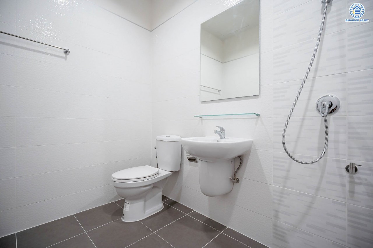 บ้านมือสองตกแต่งใหม่ โครงการ สวนกุหลาบ ติวานนท์-แจ้งวัฒนะ ติดถนนติวานนท์ ใกล้โรงเรียนสวนกุหลาบวิทยาลัย เนื้อที่ 27 ตร.ว. ฟังก์ชัน 3 ห้องนอน 2 ห้องน้ำ จอดรถได้ 1 คัน บนทำเลใกล้จุดขึ้นทางด่วน "ศรีรัช" และรถไฟฟ้าสายสีชมพู "สถานีปากเกร็ด"